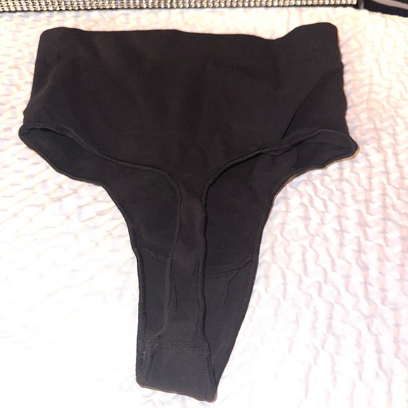 Skims Thong - Picture 2 of 2